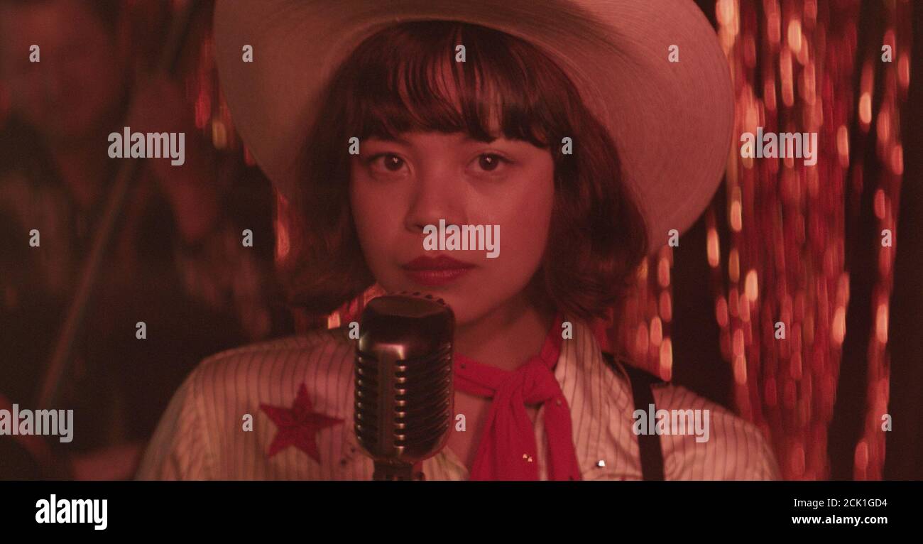 DATA DI USCITA: 9 ottobre 2020 TITOLO: Yellow Rose STUDIO: Sony Pictures REGISTA: Diane Paragas TRAMA: Un teen Filipina di una piccola città del Texas combatte per perseguire i suoi sogni come artista country, pur dovendo decidere tra stare con la sua famiglia o lasciare l'unica casa che ha conosciuto. CON LA STELLA: EVA NOBLEZADA come Rose Garcia. (Immagine di credito: © Sony Pictures/Entertainment Pictures) Foto Stock
