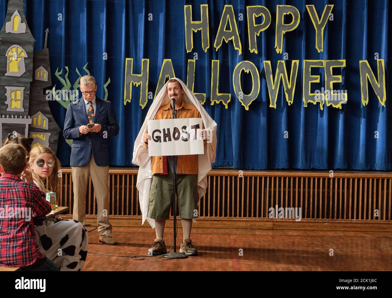 DATA DI RILASCIO: 7 ottobre 2020 TITOLO: Huchie Halloween CASA DI PRODUZIONE: Netflix REGISTA: Steven Brill TRAMA: Nonostante la sua devozione alla sua città natale di Salem (e la sua celebrazione di Halloween), Huchie Dubois è una figura di beffa per bambini e adulti. Ma quest'anno, qualcosa sta andando urtare nella notte ed è a Huberie salvare Halloween. CON LA STELLA: ADAM SANDLER come Huchie Dubois. (Immagine di credito: © Netflix/immagini di intrattenimento) Foto Stock