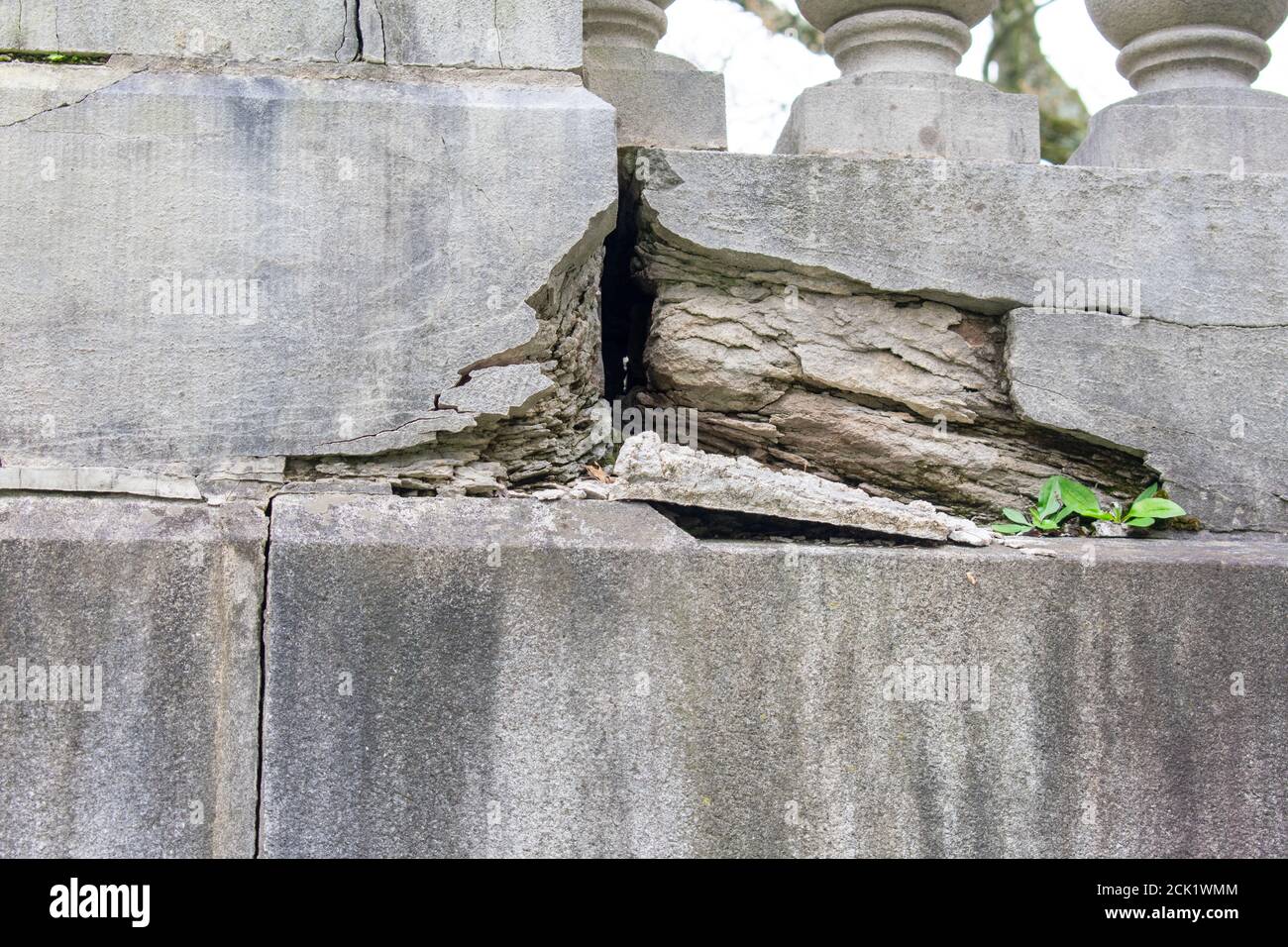 Una rastrelliera in una facciata in pietra vecchia Foto Stock