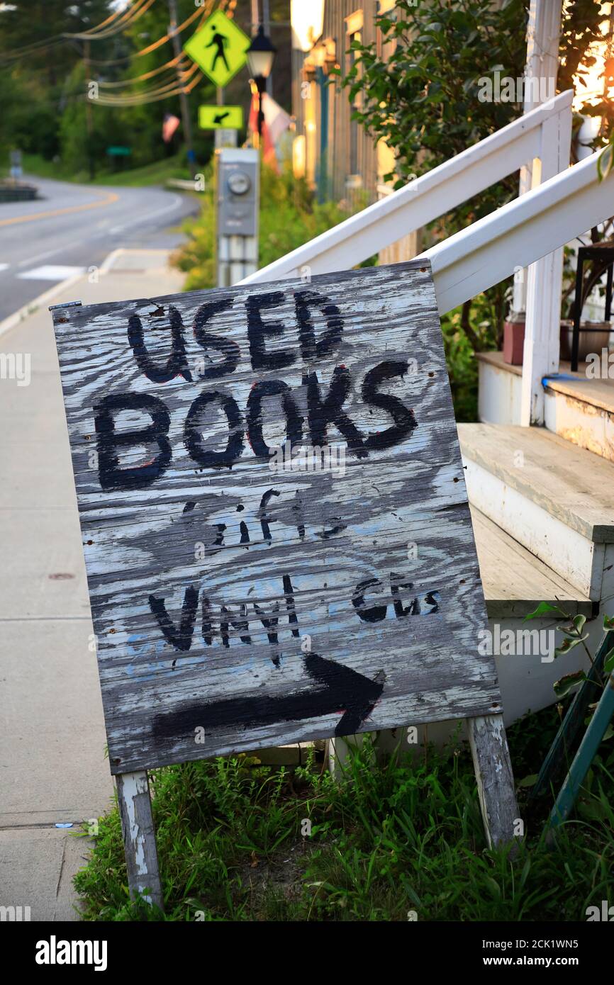 Un segno di legno di libri usati viny cd fuori di Una libreria di seconda mano.Wilmington.Vermont.USA Foto Stock