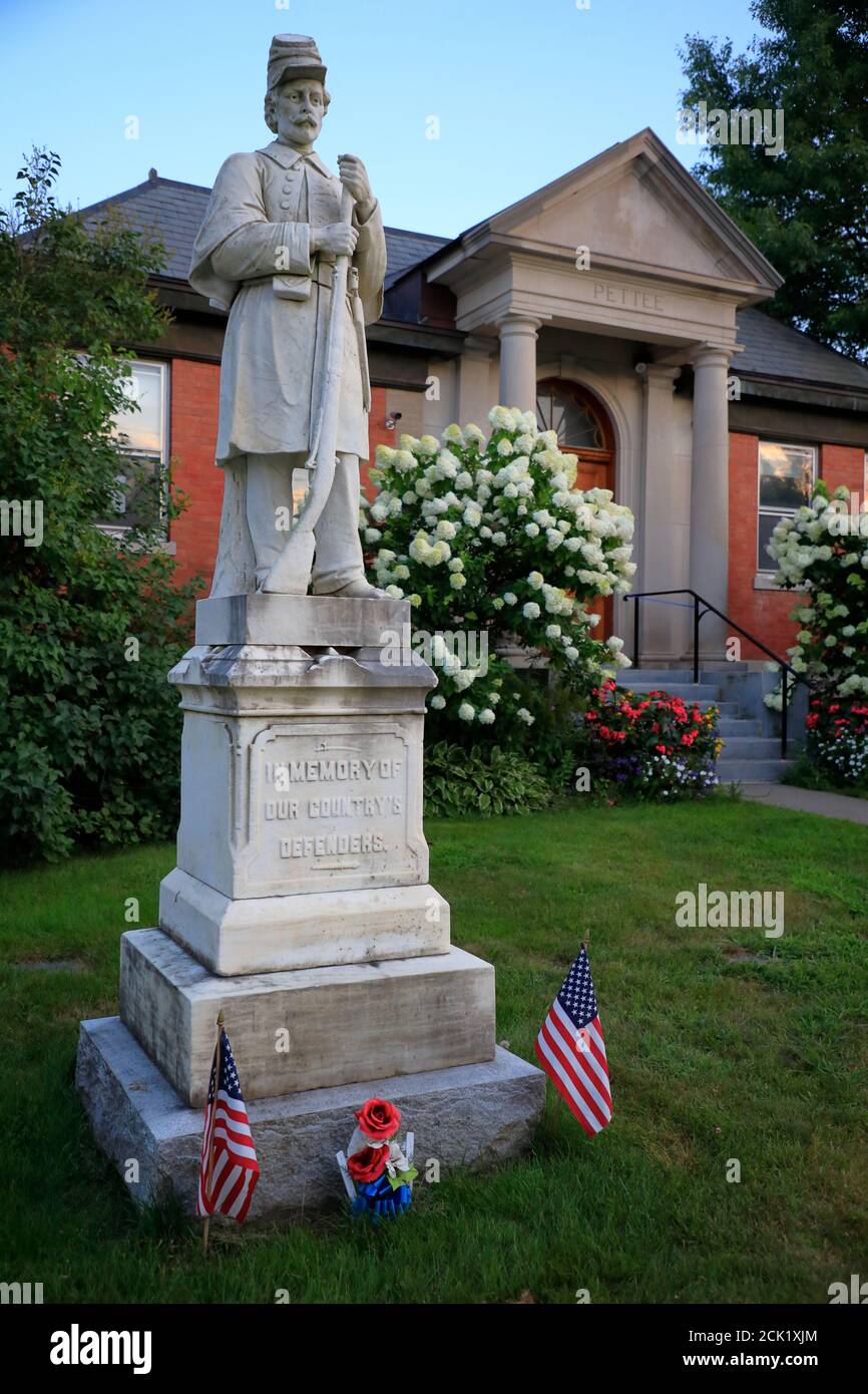 Il memoriale della guerra civile di una statua di un soldato dell'Unione in Davanti alla Pettee Memorial Library in South Main Street.Wilmington.Vermont.USA Foto Stock