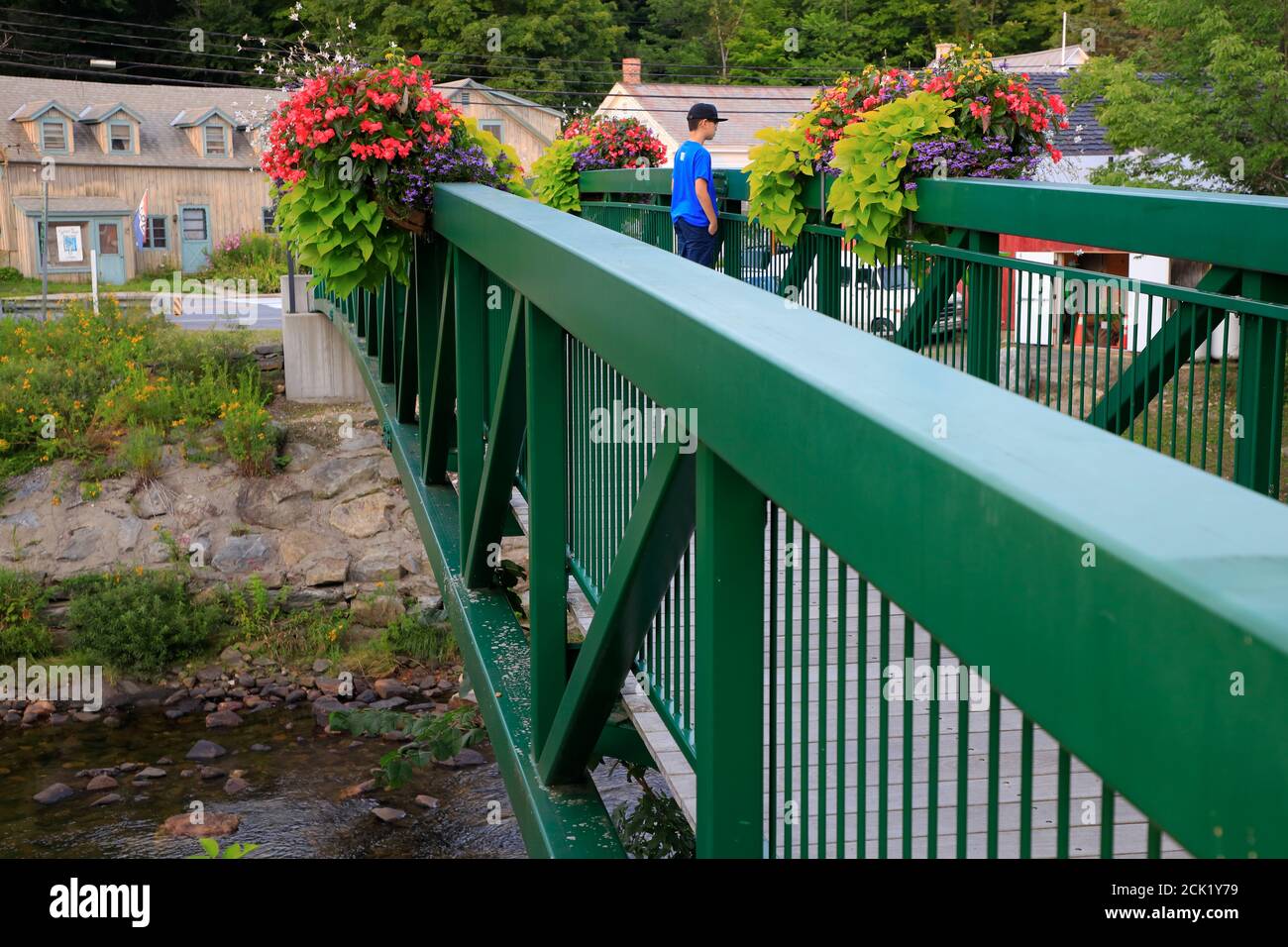 Un bambino su fiori decorato Reardon's Crossing su North Deerfield River.Wilmington.Vermont.USA Foto Stock