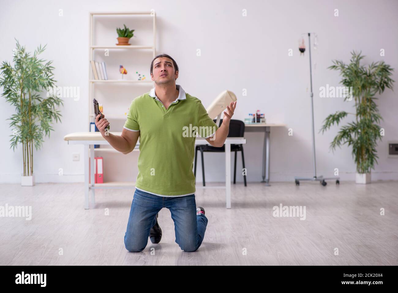 Giovane in attesa del medico in clinica Foto Stock