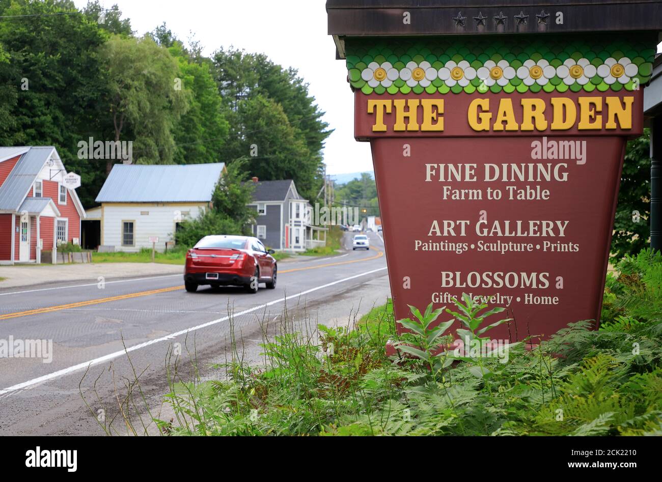 La vista generale della città di Londonderry dal Vermont Route 100 con un segno di legno di businesses.Londonderry.Vermont.USA locali Foto Stock