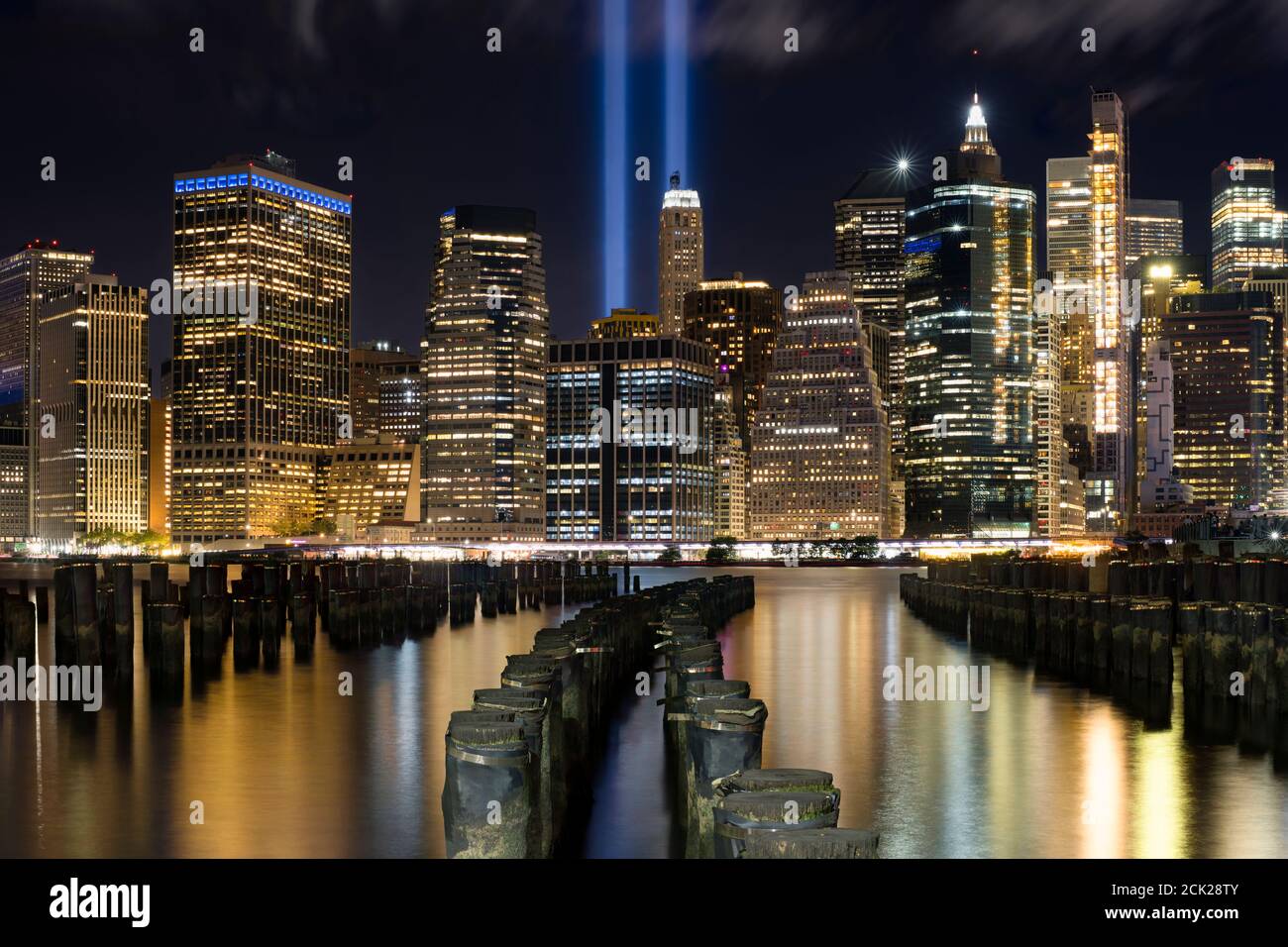 9/11 Tributo in luce. Lower Manhattan illuminata di notte. Vista dal Brooklyn Bridge Park - Pier 1. Foto Stock