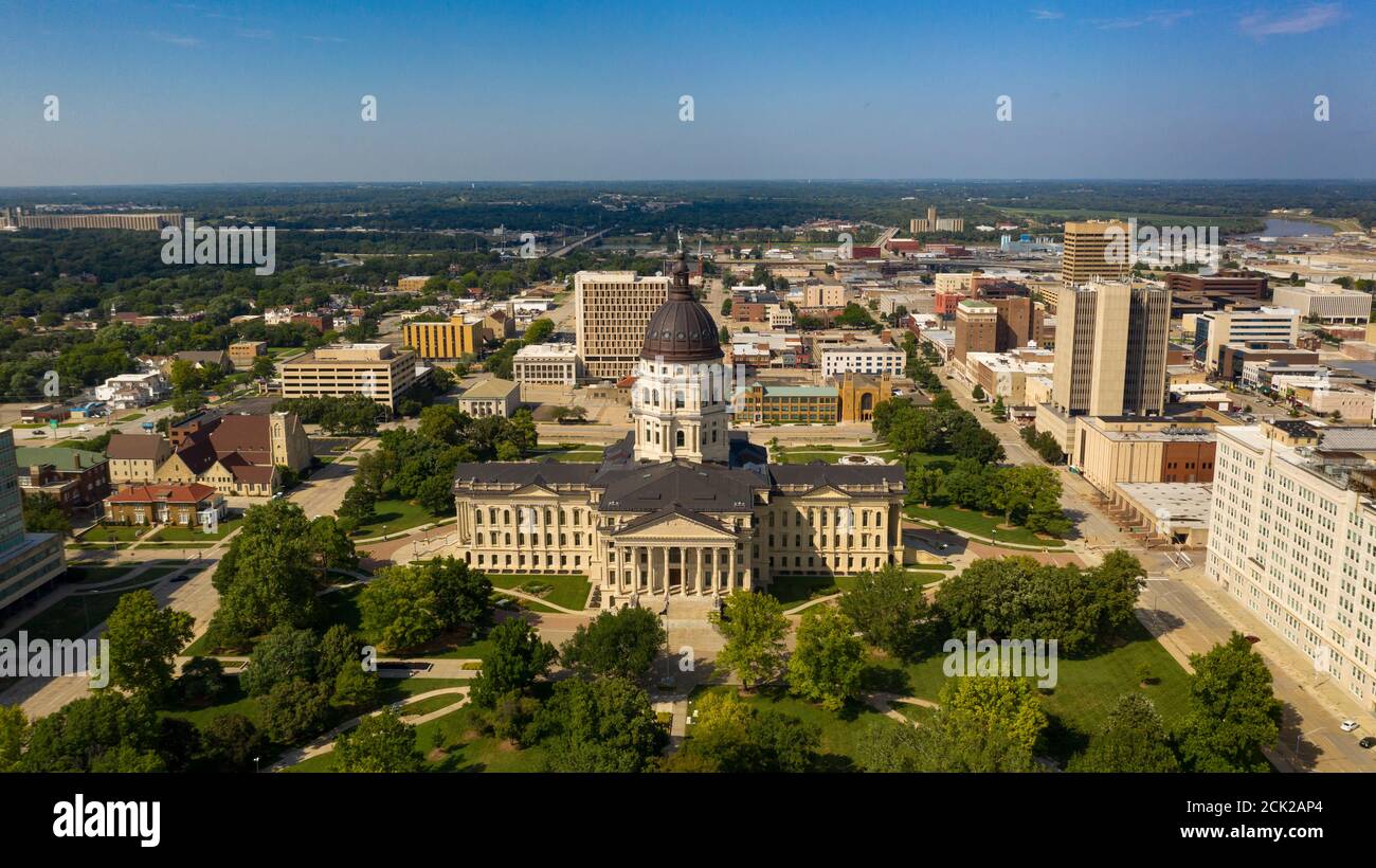 La cupola di rame risplende nell'area urbana di Edificio del campidoglio di Topeka, Kansas Foto Stock