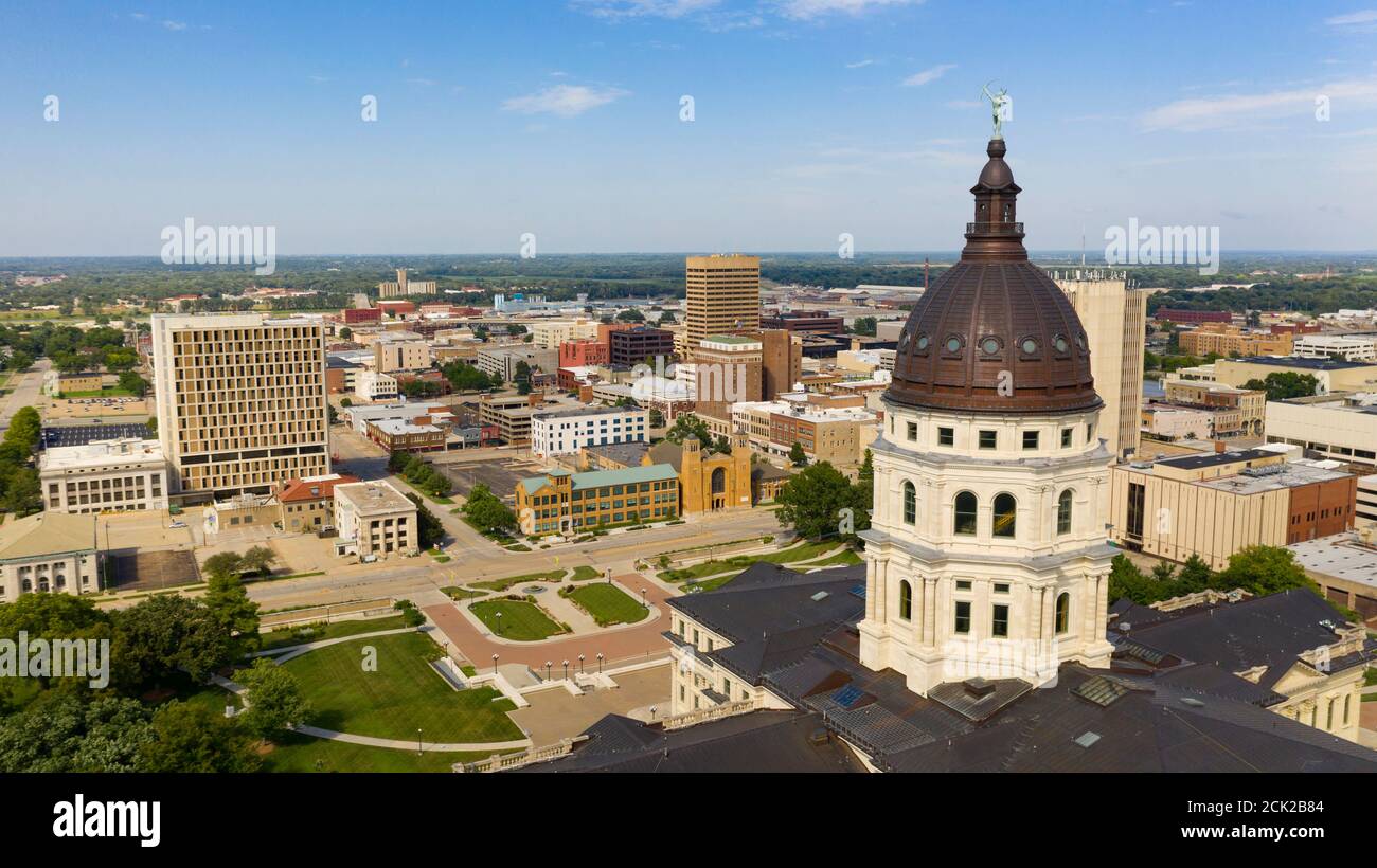 La cupola di rame risplende nell'area urbana di Edificio del campidoglio di Topeka, Kansas Foto Stock