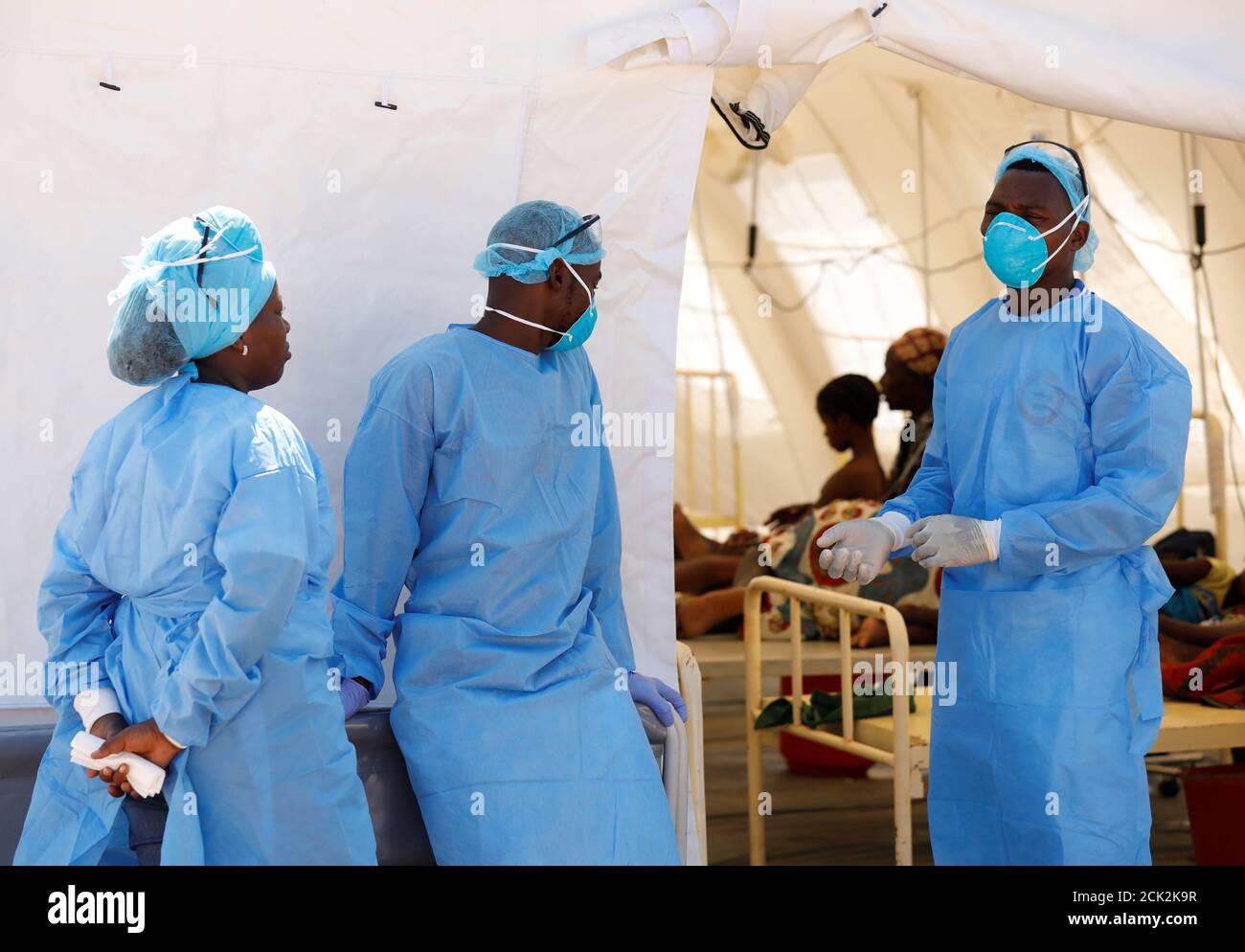 Il personale medico indossa maschere protettive presso un centro di colera allestito dopo il ciclone Idai a Beira, Mozambico, il 29 marzo 2019. REUTERS/Mike Hutchings Foto Stock