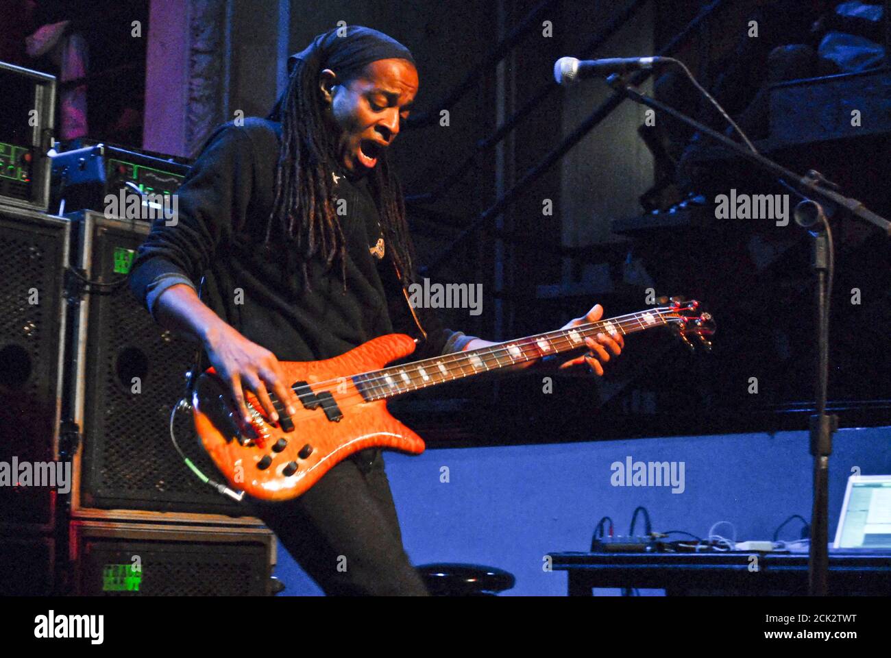 Il bassista Doug Wimbish, suonando da solo in una clinica di basso Foto Stock