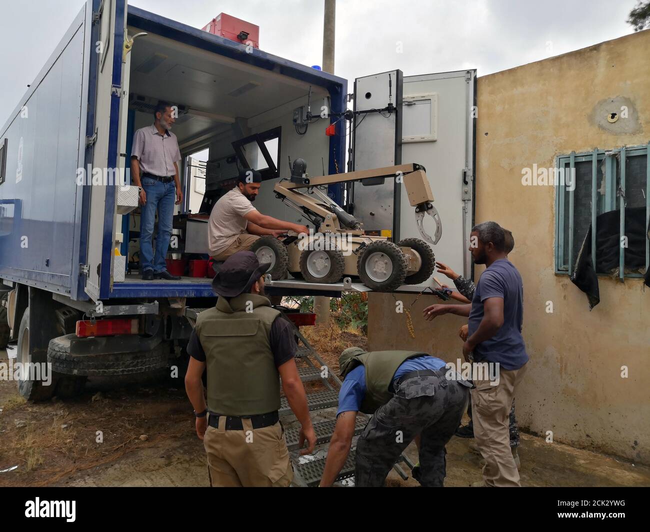 Tripoli, Libia. 15 settembre 2020. I membri delle forze governative sostenute dalle Nazioni Unite spostano un robot dal camion a Tripoli, in Libia, il 15 settembre 2020. Le forze del governo sostenuto dalle Nazioni Unite martedì hanno dichiarato di aver eliminato alcuni esplosivi lasciati dalla guerra a sud della capitale Tripoli utilizzando un robot per la prima volta. Credit: Hamza Turkia/Xinhua/Alamy Live News Foto Stock