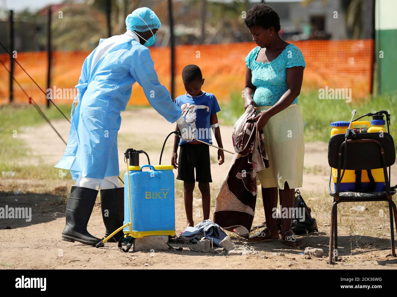 Il personale medico spray disinfettante in un centro di trattamento del colera istituito dopo il ciclone Idai a Beira, Mozambico, 29 marzo 2019. REUTERS/Mike Hutchings Foto Stock