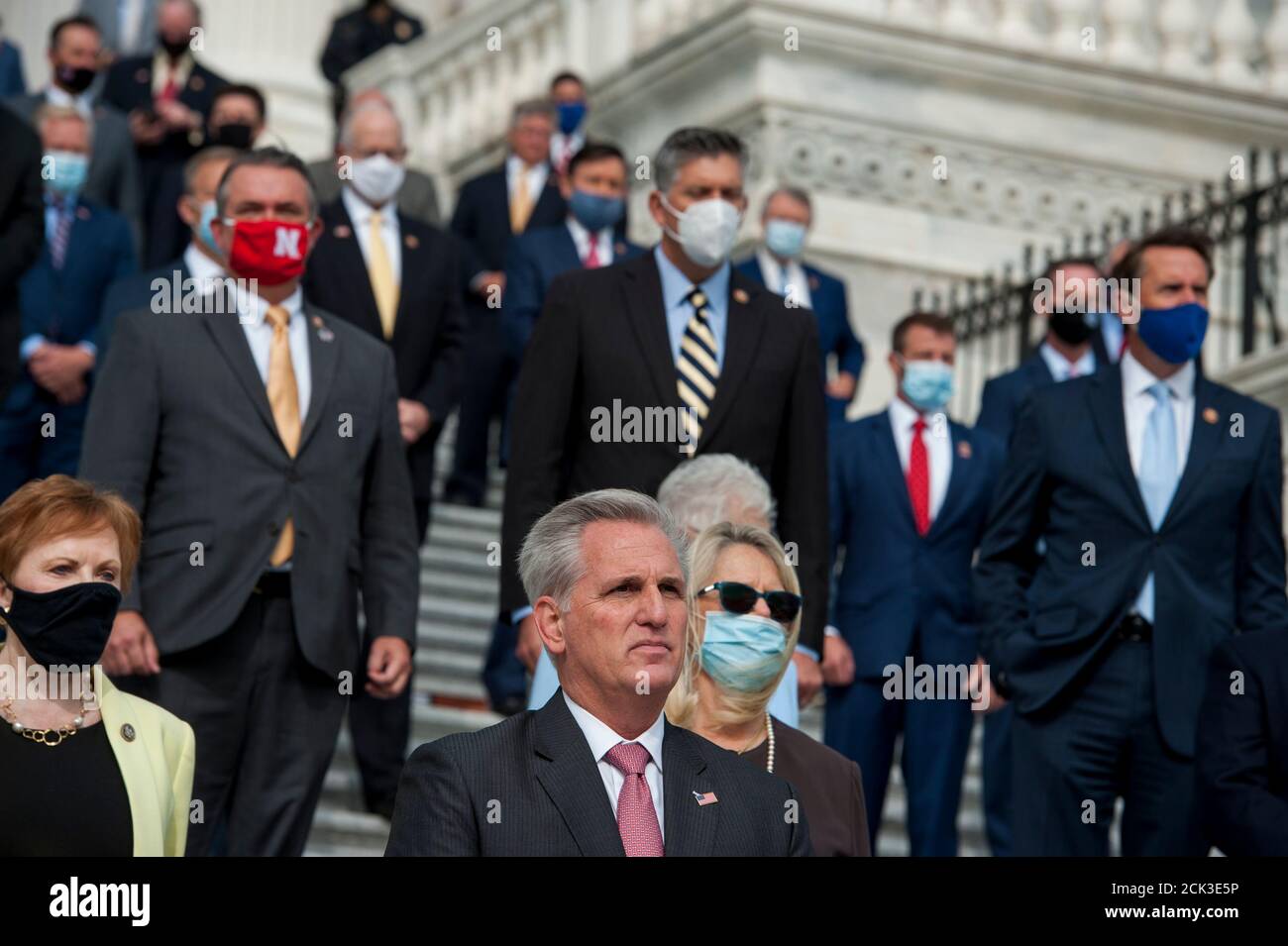 McCarthy, R-Calif, leader repubblicano della casa, ascolta mentre la Rep. Steve Scalise, R-la, della casata di falce, offre osservazioni durante una conferenza stampa sull'impegno per l'America: Per ripristinare il nostro stile di vita, ricostruire la più grande economia, e rinnovare il sogno americano 'sui passi della Camera al Campidoglio degli Stati Uniti a Washington, DC., Martedì, 15 settembre 2020. Credit: Rod Lammey/CNPCredit: Rod Lammey/CNP /MediaPunch Foto Stock