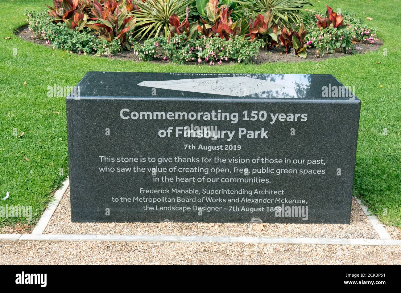 Pietra commemorativa commemorativa dei 150 anni di Finsbury Park, dedicata a coloro che hanno creato il parco, London Borough of Harringey, Inghilterra Gran Bretagna Foto Stock