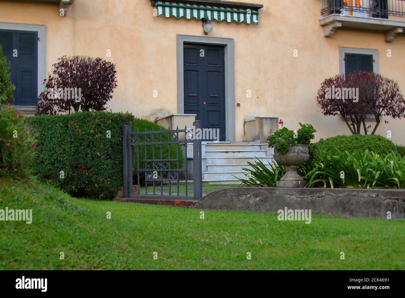 un perfetto stile giardino italiano in una casa signorile Foto Stock
