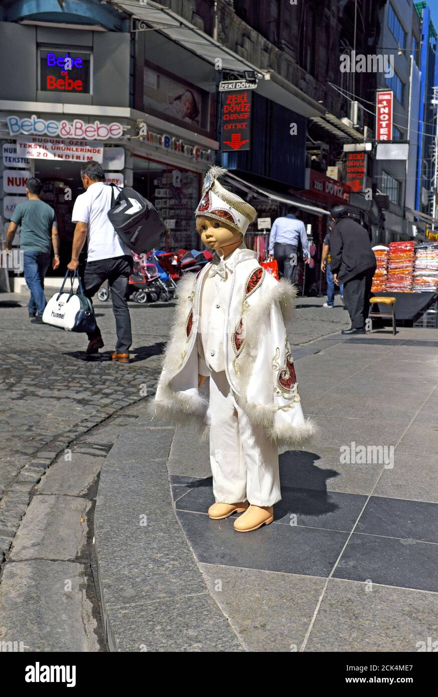 Un manichino di bambino vestito di bianchi si trova sul marciapiede di Istanbul, in Turchia, il 16 aprile 2016 Foto Stock