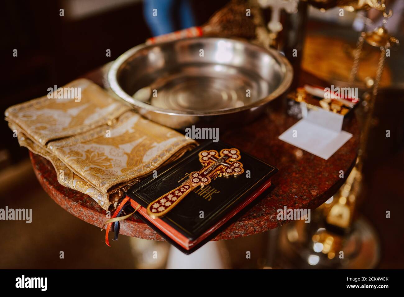 Croce, bibbia e ciotola d'acqua. Chiesa prots Foto Stock