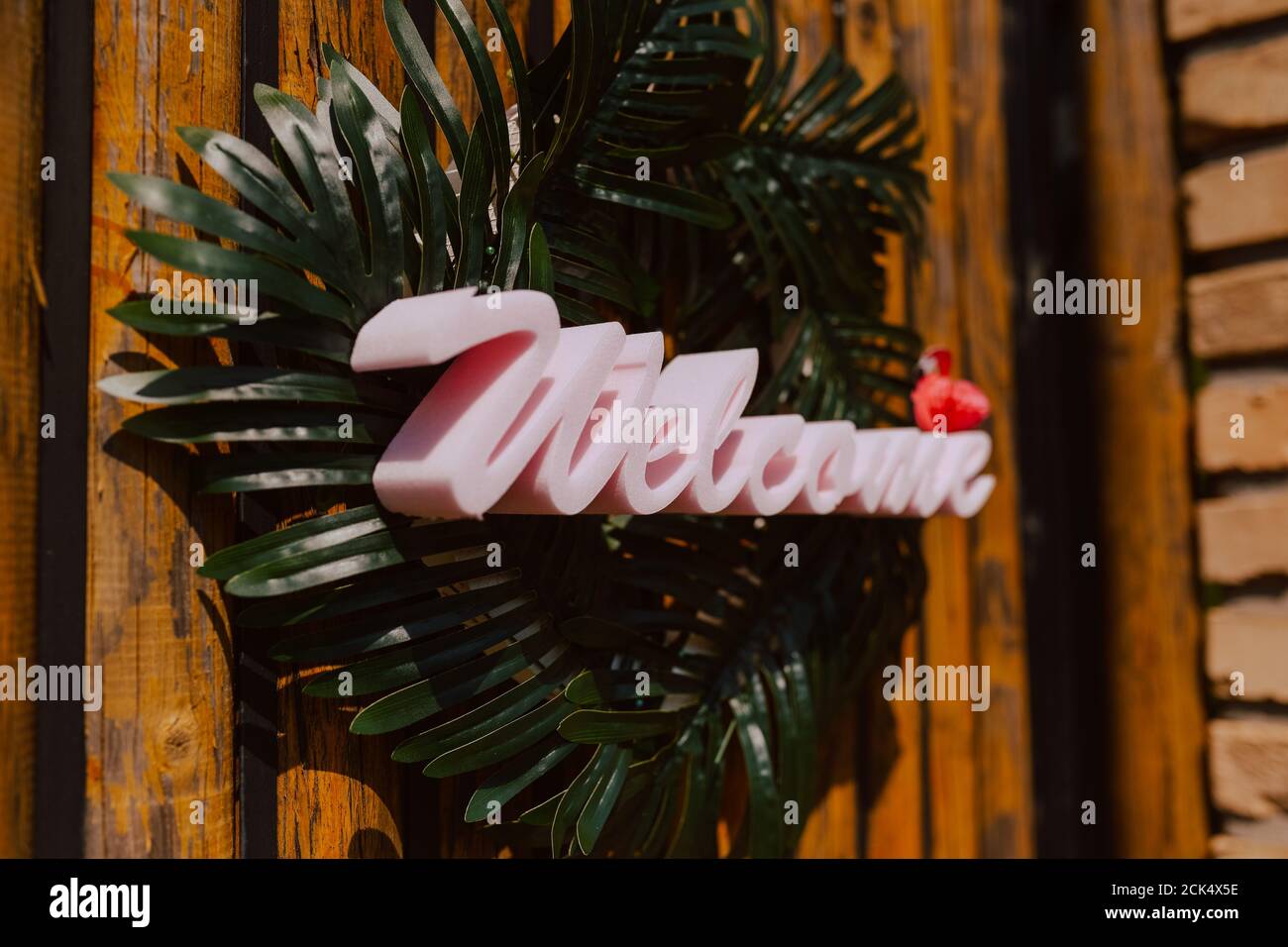 L'iscrizione dà il benvenuto alla porta di legno Foto Stock