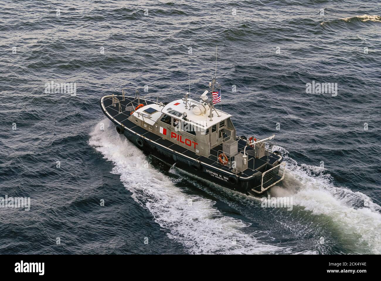 Los Angeles, USA - 20 aprile 2008: Porto di San Pedro. Primo piano di una piccola ma veloce barca pilota bianco-nero, chiamata Stephen M. White, su un'acqua blu scuro con Foto Stock
