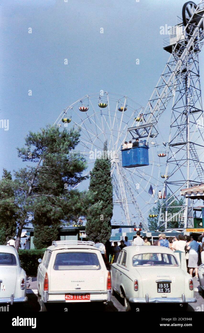 Giostre nel parco divertimenti del Regno Unito negli anni '60 Foto Stock