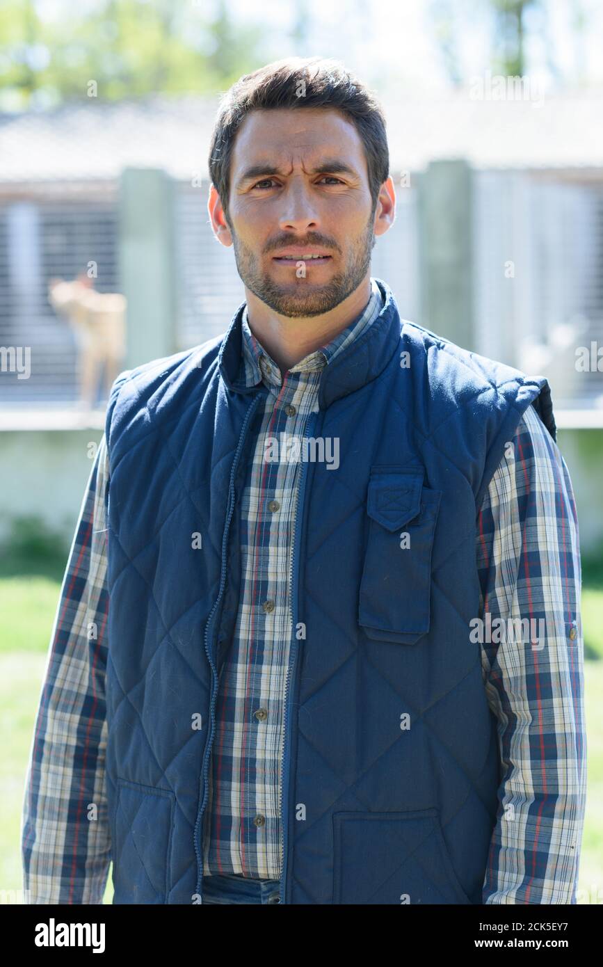 un ritratto di un uomo a metà degli anni '40 all'aperto Foto Stock