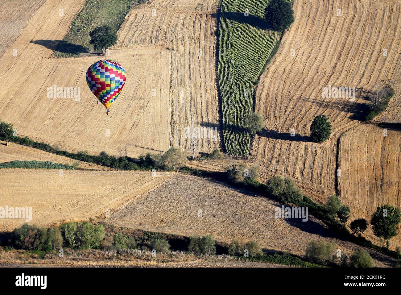 Una mongolfiera vola durante un evento di mongolfiera a Todi, 29 luglio 2017. REUTERS/Alessandro Bianchi Foto Stock
