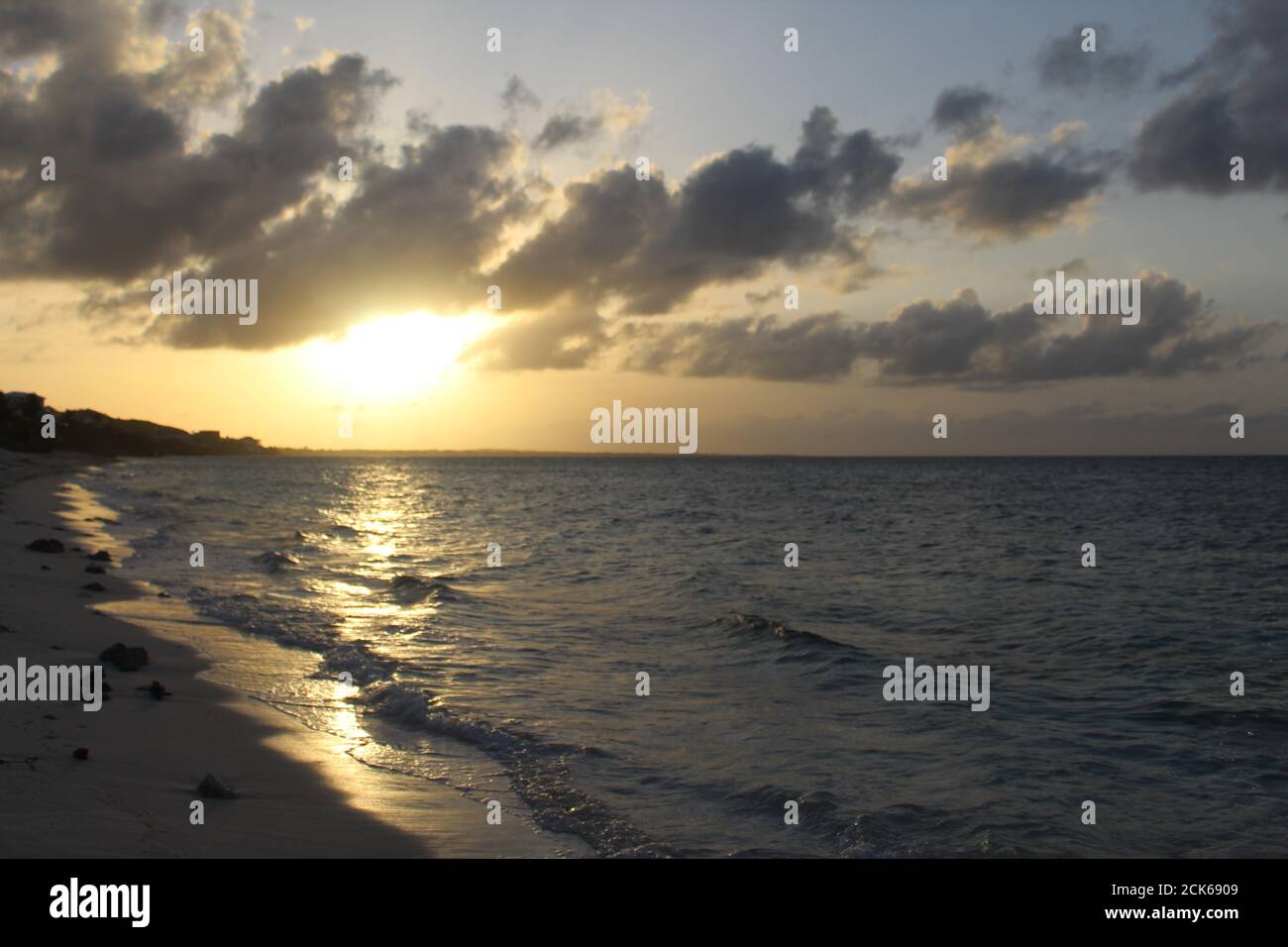 Da solo sulla spiaggia Foto Stock