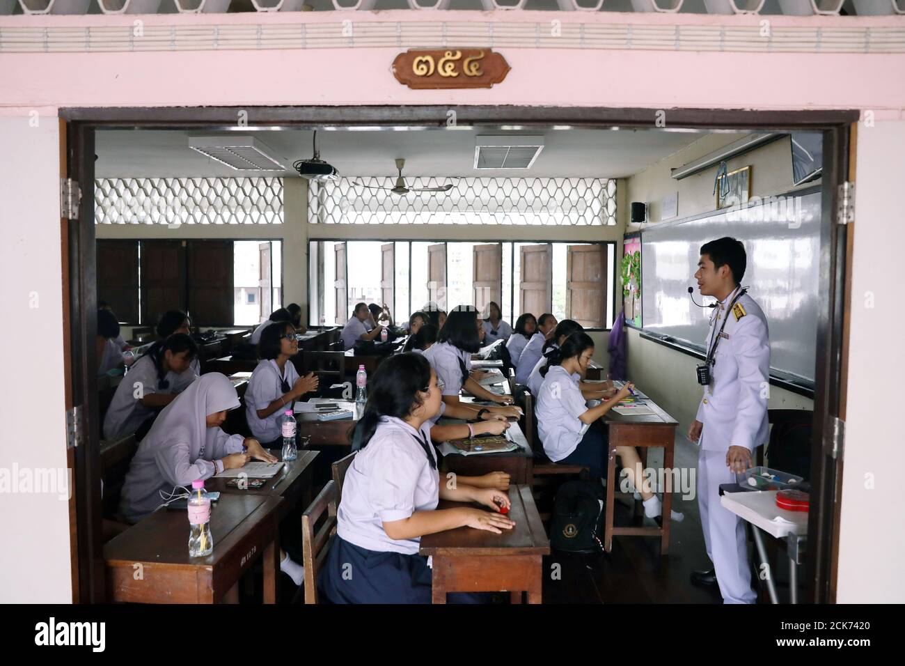 Dammerng Mungthanya, insegnante non vedente, insegna inglese durante una lezione alla scuola Satri si Suriyotai di Bangkok, Thailandia, 15 febbraio 2019. Foto scattata il 15 febbraio 2019. REUTERS/Athit Perawongmetha Foto Stock