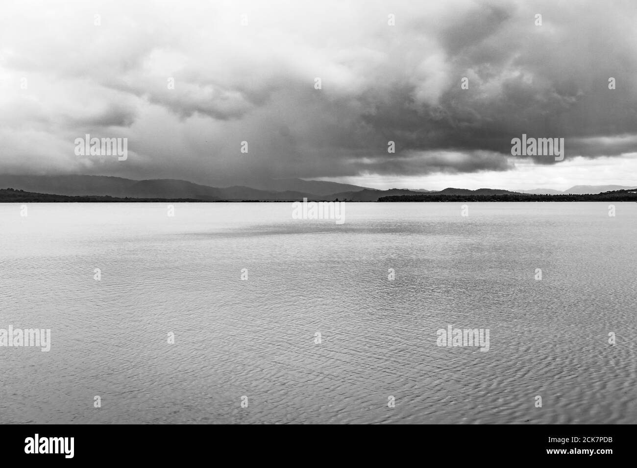 paesaggio incontaminato con lago acqua calma e cielo drammatico a. mattina da un angolo piatto in bianco e nero immagine è preso alla spiaggia om gokarna karnataka in Foto Stock