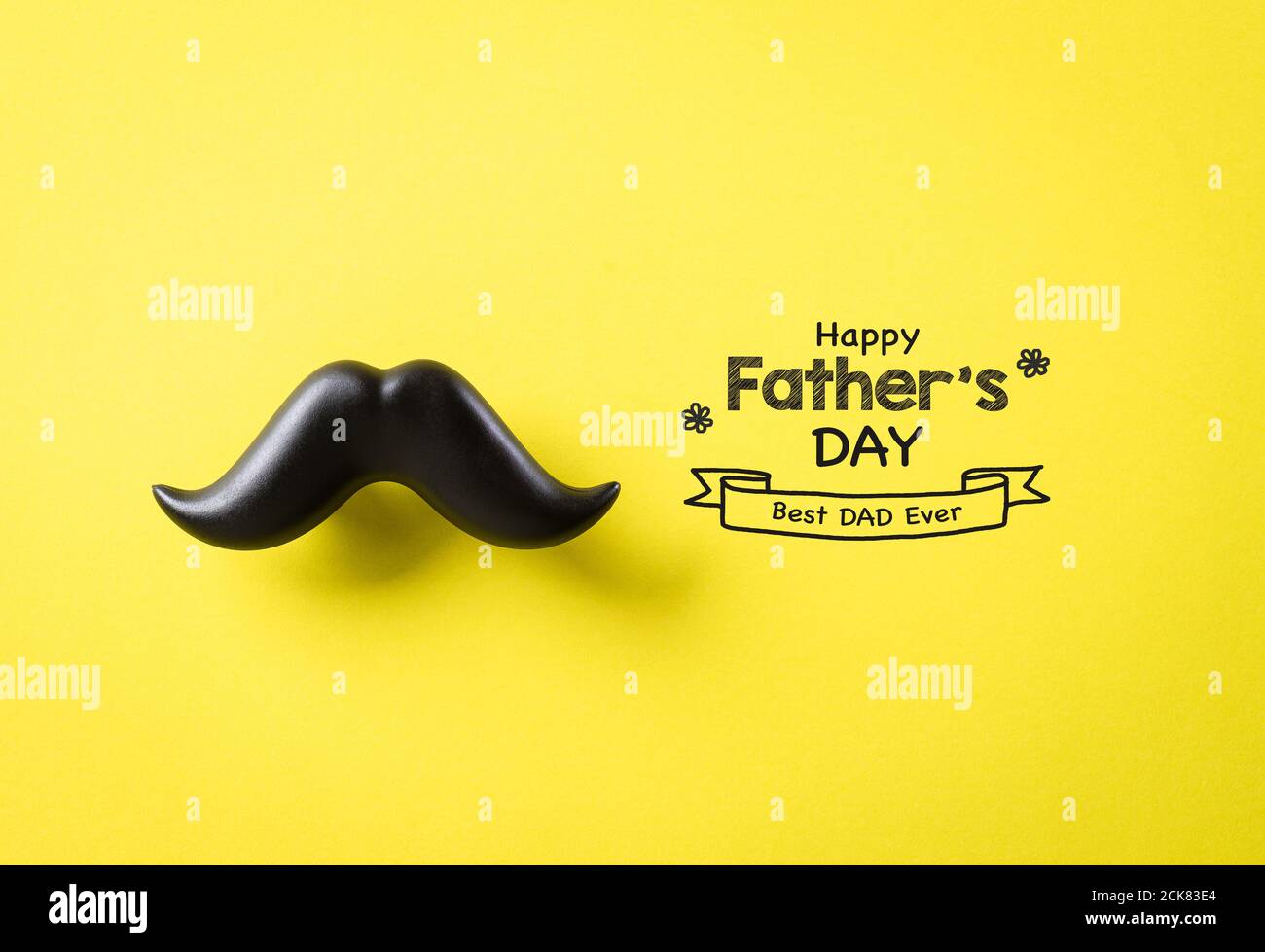 Concetto del giorno del Padre. Baffi neri su sfondo di carta giallo. Foto Stock