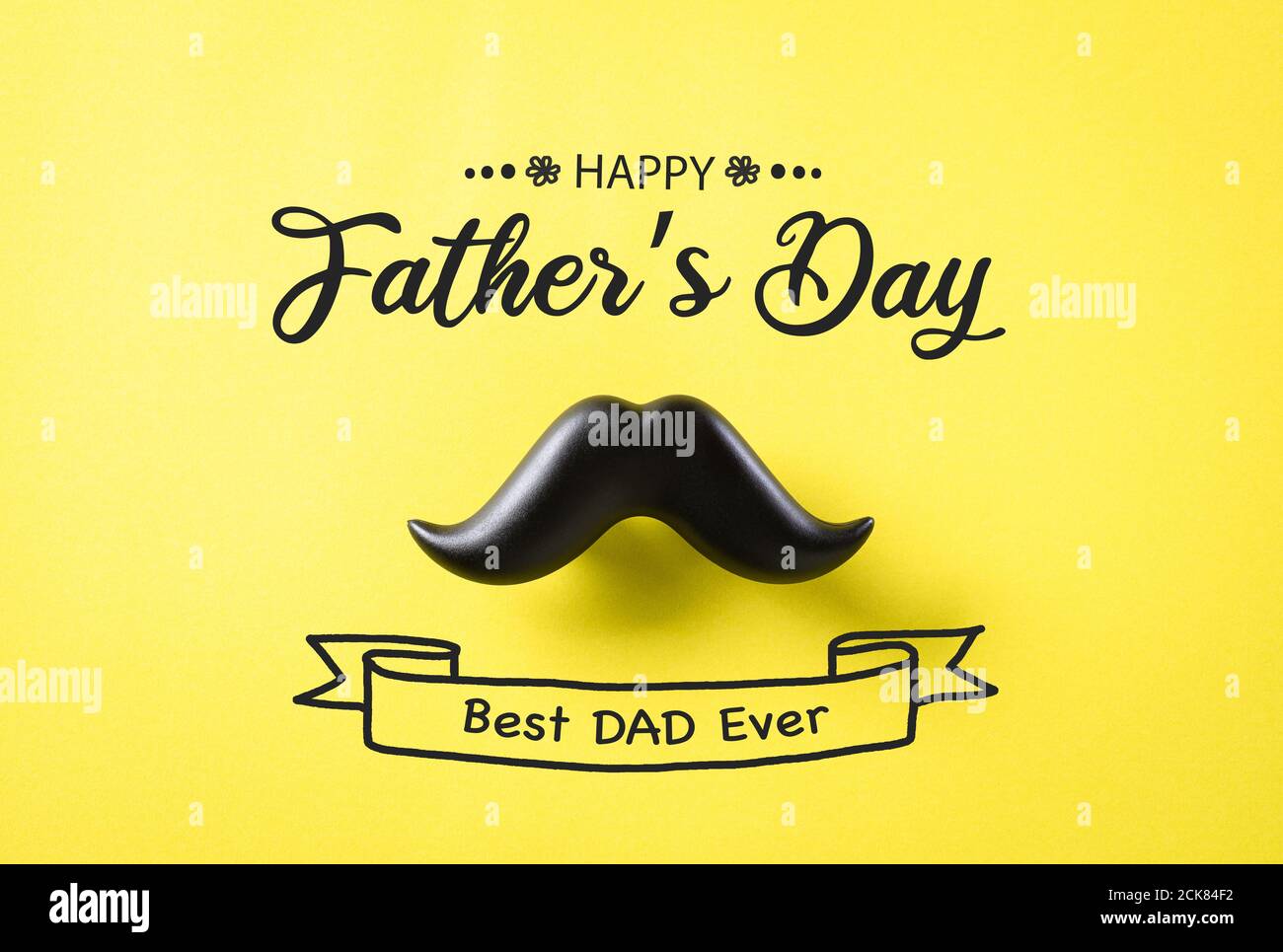 Concetto del giorno del Padre. Baffi neri su sfondo di carta giallo. Foto Stock