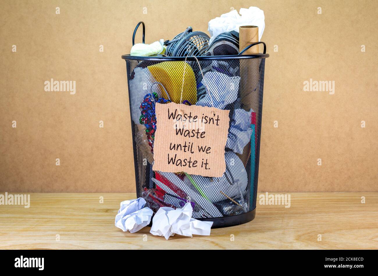 Contenitore rifiuti pieno di articoli scartati, i rifiuti non sono rifiuti fino a quando non viene sprecato il testo sul cartello. Concetto di vita sostenibile a zero sprechi. Foto Stock