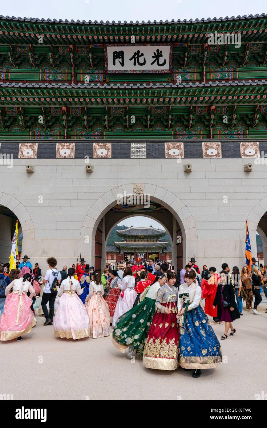 I turisti che visitano la porta di Gwanghwamun al Palazzo di Gyeongbokgung a Seoul Foto Stock