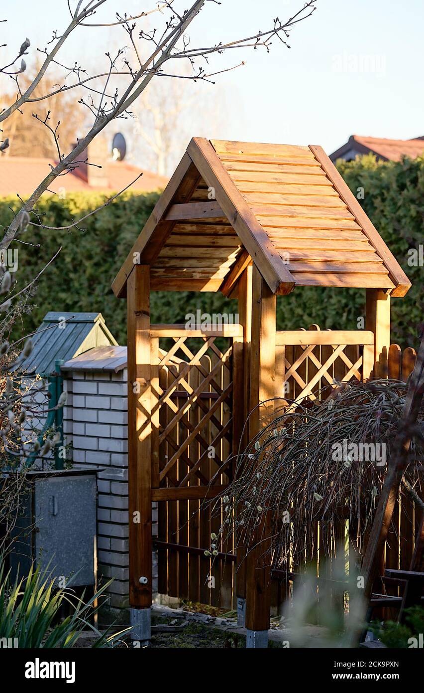 ingresso alla proprietà a forma di piccolo casa di legno con tetto spiovente Foto Stock