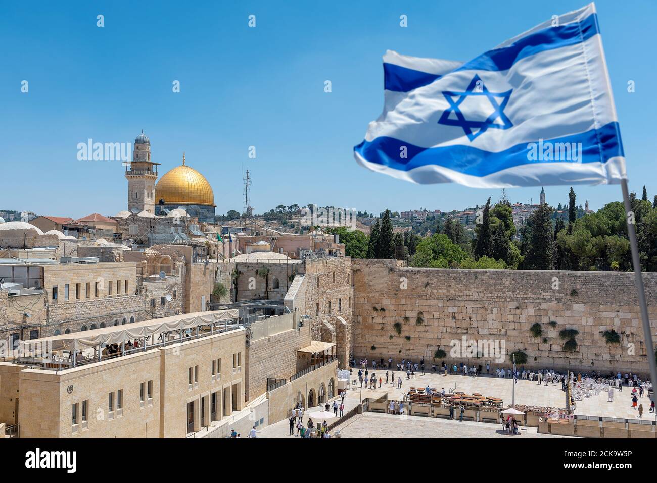 Gerusalemme, Israele - credenti ebrei ortodossi che leggono la Torah e pregano di fronte al Muro Occidentale, conosciuto anche come Muro del Pianto Foto Stock