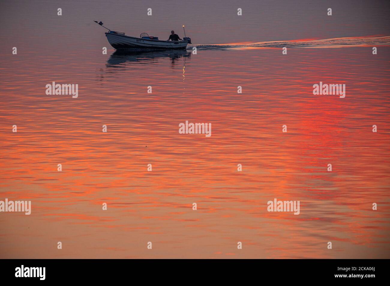 Wismar, Germania. 16 Set 2020. Poco prima dell'alba, un pescatore guida il suo motoscafo attraverso la Baia di Wismar verso il mare aperto. Credit: Jens Büttner/dpa-Zentralbild/dpa/Alamy Live News Foto Stock