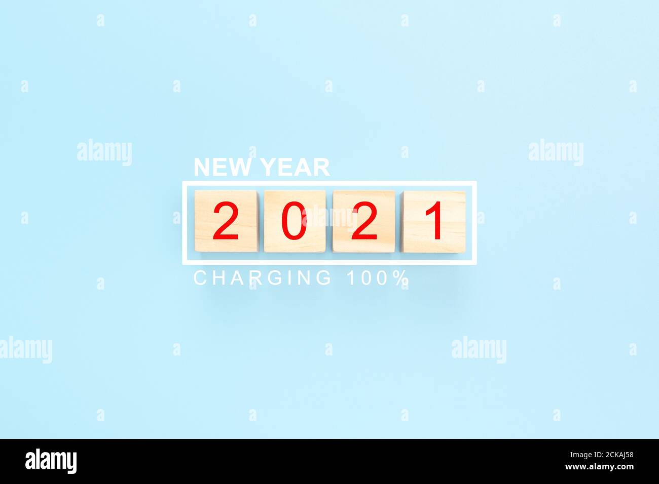 2021 su cubetti di legno Capodanno sfondo. L'anno 2021 scritto su cubetti di legno. 2021 cubi di legno di nuovo anno su sfondo blu tavolo con barra di stato c Foto Stock