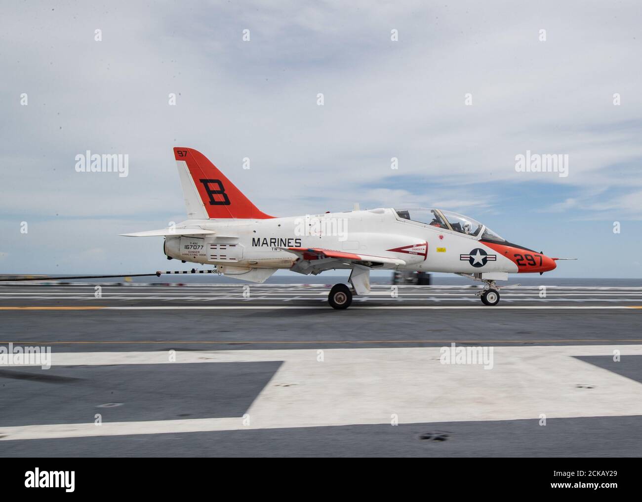 Un T-45C Goshawk, attaccato all'Ala dell'aria di addestramento 2, atterra sul ponte di volo USS Gerald R. Ford (CVN 78) durante le operazioni di volo 13 settembre 2020. Ford è in corso nell'Oceano Atlantico conducendo le qualifiche dei vettori. (STATI UNITI Navy Photo by Mass Communication Specialist 3° Classe Zachary Melvin) Foto Stock