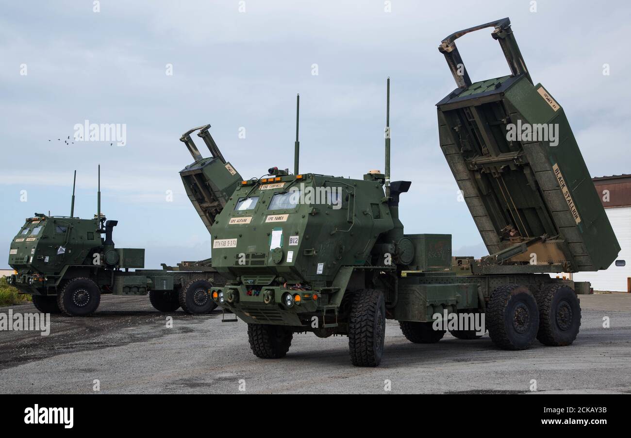 I soldati del ‘primo turno’ con il 5° Battaglione, il 3° reggimento di artiglieria di campo, la 17° Brigata di artiglieria di campo, mostrano la loro preparazione al combattimento e la loro capacità di colpire rapidamente con precisione in una missione di infiltrazione rapida HIRAIN o HIMARS con un Expeditionary Strike Package presso la stazione aerea di Eareckson, isola di Shemya, in Alaska, il 13 settembre, A sostegno di Defender Pacific 2020. (STATI UNITI Army Photo by SPC. Luke Steward) Foto Stock