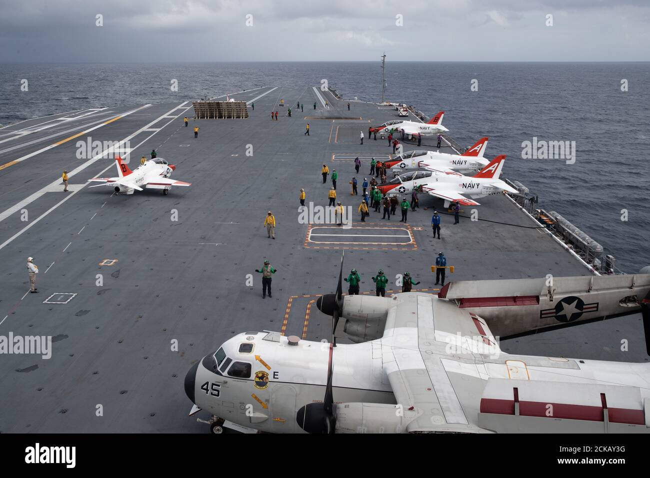 La USS Gerald R. Ford conduce le qualifiche del vettore per la Student Naval Aviation nell'Oceano Atlantico settembre 12. 2020. (STATI UNITI Navy foto di Mass Communication Specialist Seaman apprendista Trenton Ely) Foto Stock