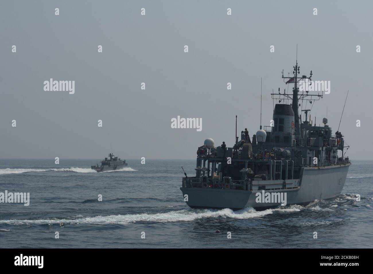 200910-A-FT904-1190 GOLFO PERSICO (SETTEMBRE 10, 2020) la nave Royal Navy Hunt-class per contromisure minerarie HMS Chiddingfold (M37), a destra, naviga in formazione con una nave di pattuglia Mark VI attaccata al comandante, Task Force (CTF) 56 durante un esercizio di contromisura bi-laterale tra il Regno Unito e gli Stati Uniti nel Golfo Arabico, settembre 10. Il CTF 56 viene distribuito nella quinta area operativa della flotta degli Stati Uniti e conduce operazioni di guerra delle mine a sostegno delle operazioni navali per garantire la stabilità marittima nella regione centrale, collegando il Mediterraneo e il Pacifico attraverso l'Oceano Indiano Occidentale e tre stra Foto Stock