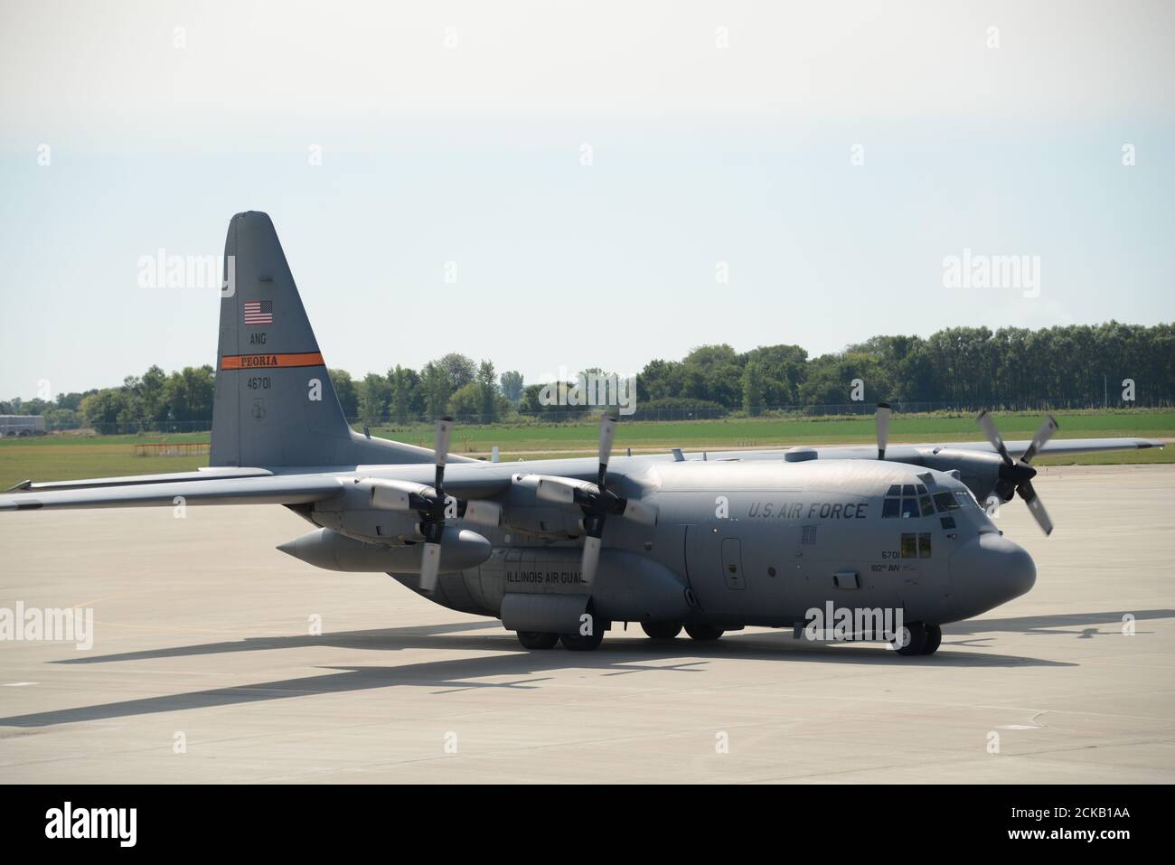 Una US Air Force C-130 Hercules dalla 182esima Airlift Wing della Guardia nazionale aerea dell'Illinois arriva alla Guardia nazionale aerea di Sioux City, Iowa il 13 settembre 2020. Il C-130 trasporta aerei e carichi dalla 185a Ala di rifornimento dell'aria di Sioux City come parte di un esercizio di formazione sulla mobilità durante il fine settimana di formazione dell'unità di settembre. U.S. Air National Guard foto di Senior Master Sgt. Vincent De Groot Foto Stock