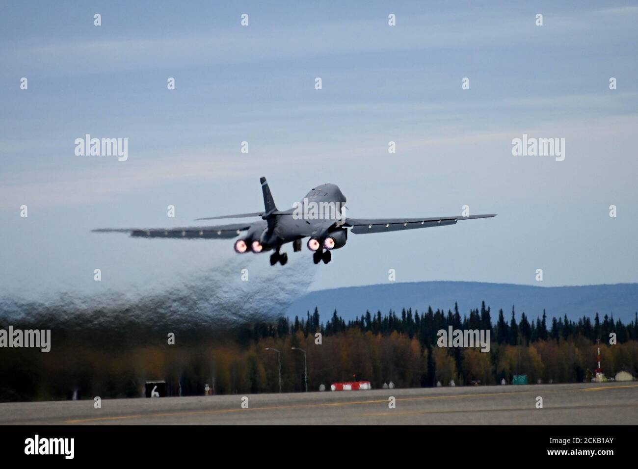 Un ballerino B-1 parte dalla base dell'aeronautica di Eielson, Alaska, il 14 settembre 2020, sulla relativa strada all'Europa a sostegno di una missione della task force del Bomber. Le missioni BTF consentono agli equipaggi di mantenere un alto stato di preparazione e competenza, assicurando allo stesso tempo gli alleati regionali e i partner dell'impegno degli Stati Uniti per la stabilità in tutto il continente europeo. (STATI UNITI Air Force foto di Senior Master Sgt. Ted Daigle) Foto Stock