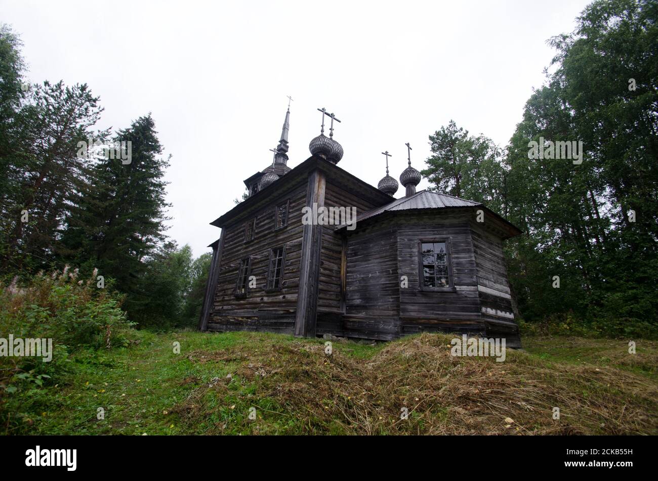 Chiesa ortodossa di legno su Khizhgor. Tempio nel nome di Alexander Svirsky. Russia, regione di Arkhangelsk, parco Kenozersky Foto Stock
