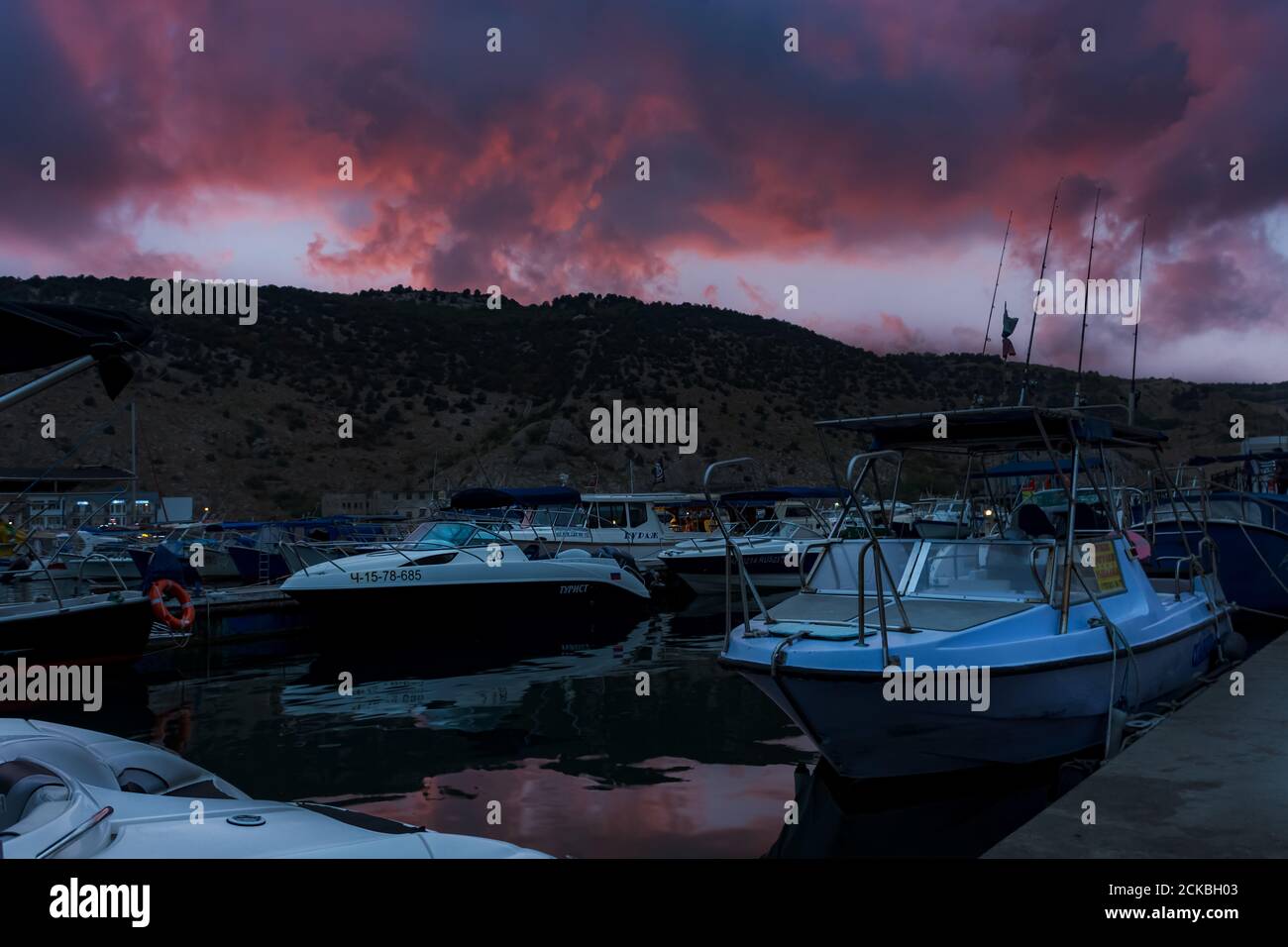 Tramonto a Balaklava Crimea il 04 settembre 2020. Navi in serata nella baia di Balaklava. Crepuscolo nuvoloso paesaggio della città. Imbarcazioni da diporto nel Foto Stock