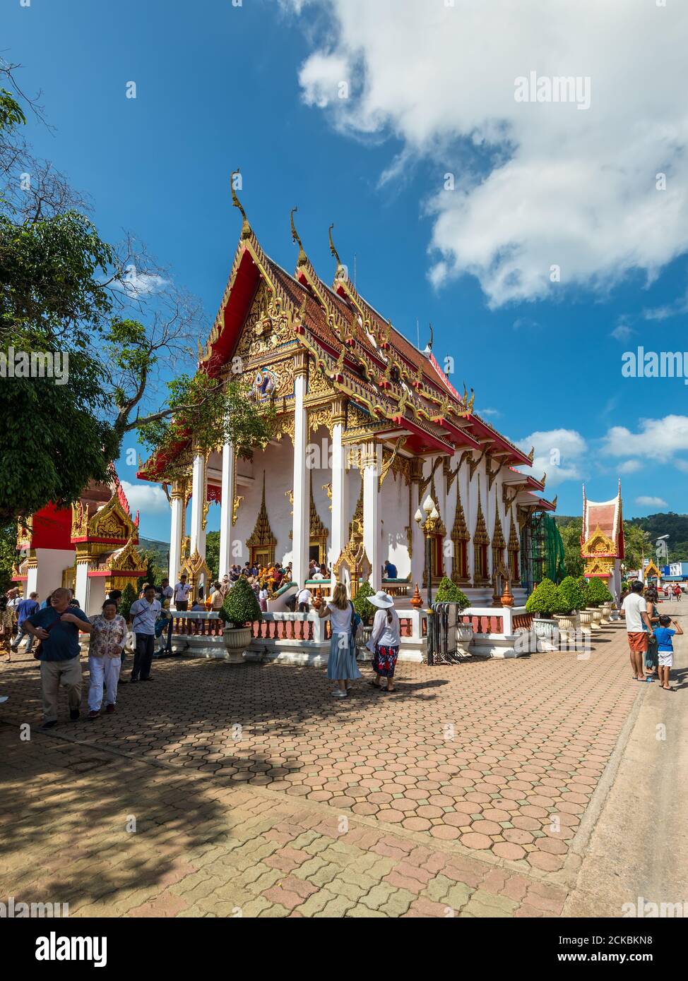 Phuket, Thailandia - 29 novembre 2019: Vista del tempio di Wat Chalong - famose attrazioni e luogo di culto nella provincia di Phuket, Thailandia. Foto Stock