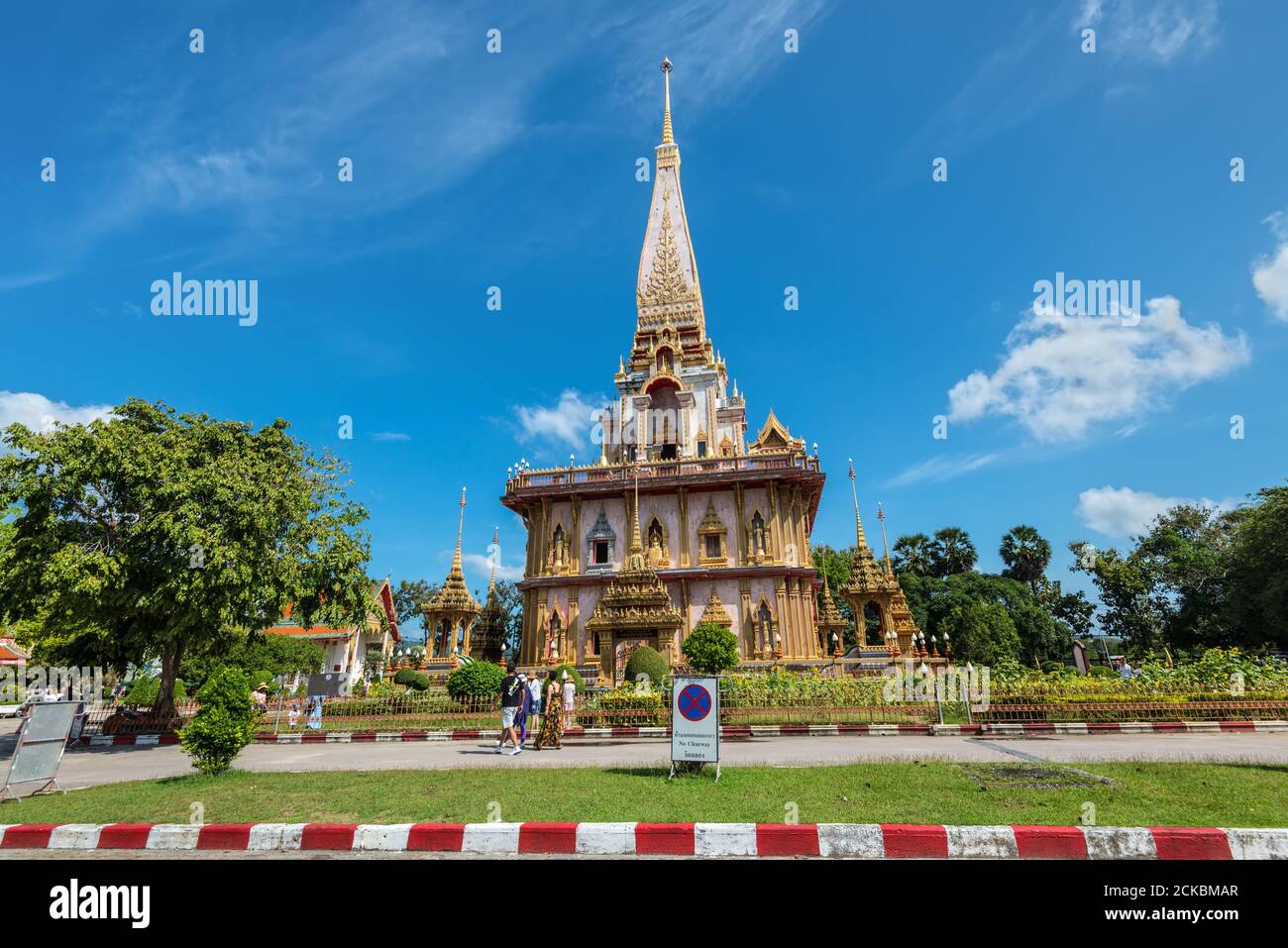 Phuket, Thailandia - 29 novembre 2019: Vista della pagoda nel tempio di Wat Chalong o Wat Chaitaram attrazioni famose e luogo di culto i Foto Stock