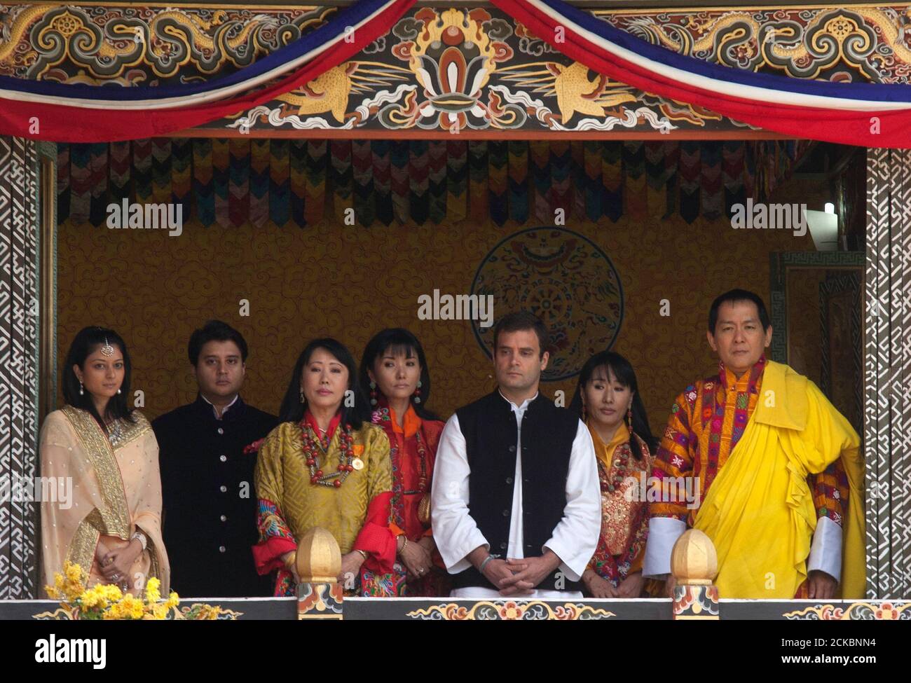 The fourth and former King Jigme Singye Wangchuck (R) watches his son King Jigme Khesar Namgyel Wangchuck and his Queen Jetsun Pema (not in picture) take part in their wedding celebrations at Changlimithang stadium in Thimphu October 15, 2011. Standing with King Wangchuck are his wives, India's Rahul Gandhi (C), Jyotiraditya Scindia, India's Minister of State for Ministry of Commerce and Industry and his wife Priyadarshini Scindia (L). REUTERS/Adrees Latif (BHUTAN - Tags: ROYALS ENTERTAINMENT TPX IMAGES OF THE DAY POLITICS) Foto Stock
