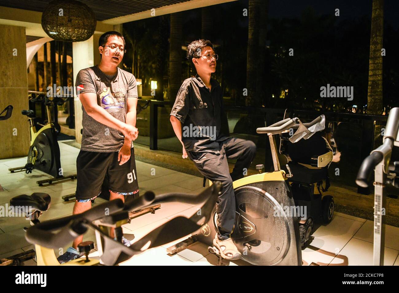 (200916) -- SANYA, 16 settembre 2020 (Xinhua) -- Fang Jianze (R) esercizi in una palestra guidata dal suo allenatore Luo min sull'isola di Wuzhizhou nella provincia di Hainan, 29 agosto 2020. Fang Jianze, di 22 anni, è nato con EDMD (distrofia muscolare di Emery-Dreifuss), una rara malattia muscolare che lentamente causa debolezza alle spalle, alle braccia superiori e ai vitelli. La vita confinata a una sedia a rotelle non è quello che vuole. Vuole rompere i confini e raggiungere lontano. Ha provato il paracadutismo lo scorso giugno e ha ottenuto la certificazione di Associazione Scuba per disabili questo agosto. Realizzò il suo sogno di immersione a Wuzhizhou Islan Foto Stock