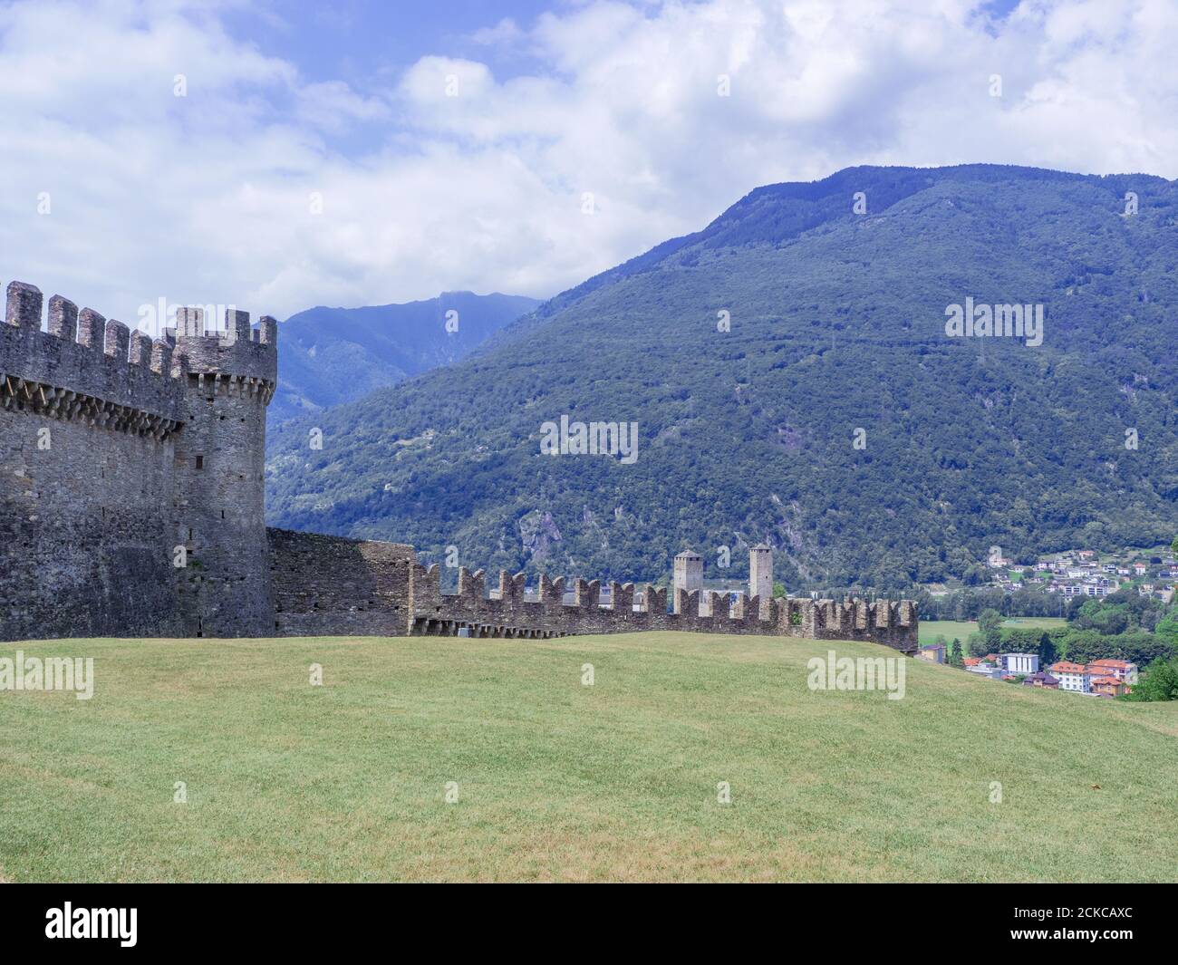 Vista esterna dei bastioni medievali del castello di Bellinzona, Canton Ticino, Svizzera Foto Stock