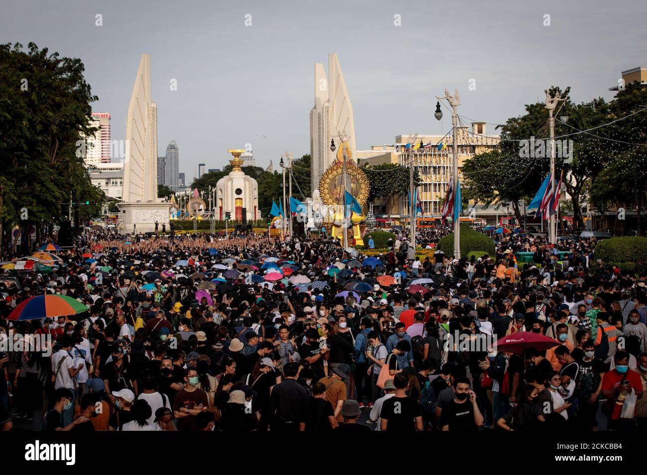 Migliaia di manifestanti partecipano a una manifestazione contro il governo al Democracy Monument di Bangkok, Thailandia, domenica 16 agosto 2020. Tra le richieste dei manifestanti vi sono richieste di riforma della monarchia della Thailandia. (Foto - Jack Taylor) Foto Stock